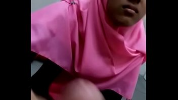 tudung ngentot hijab anak indonesia Iphone stolen amature masturbaing
